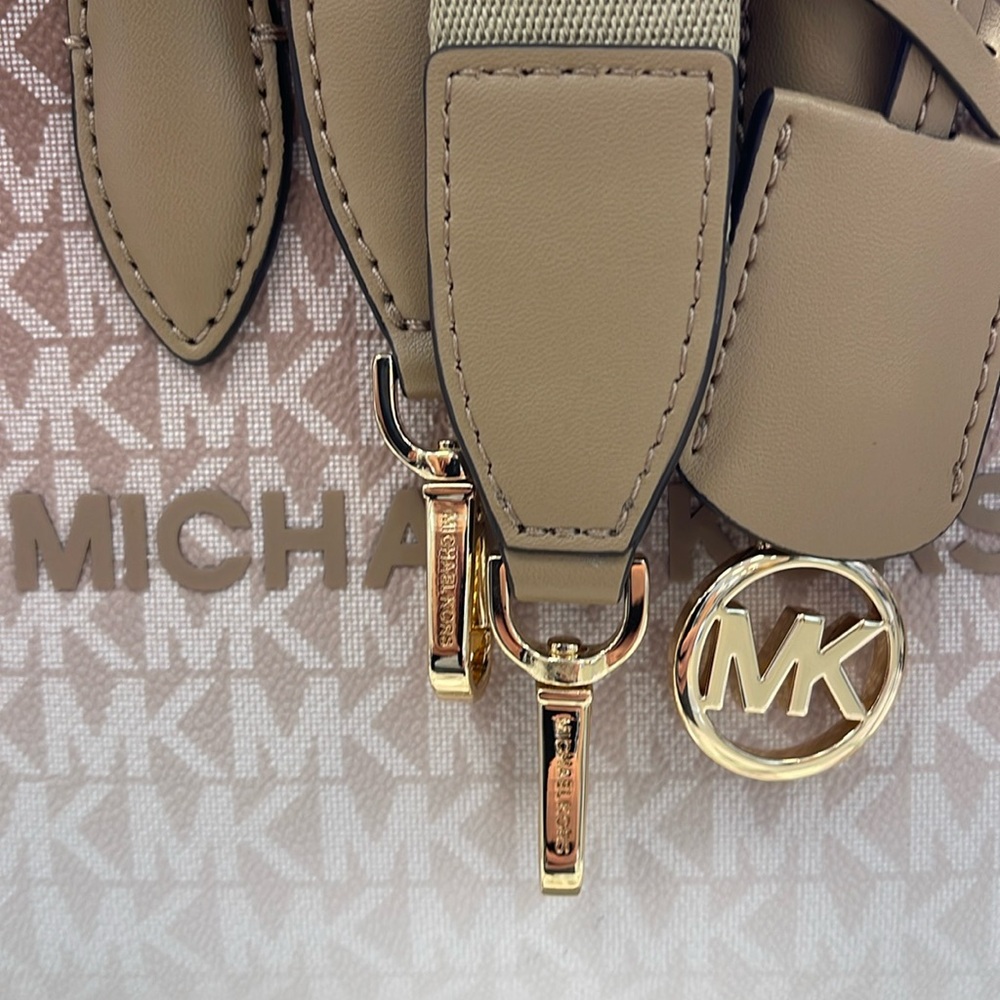 Michael Kors Mirella Extra-Small Ombré Logo Crossbody XBODY Shopper Bag
Camel - Picture 3 of 16